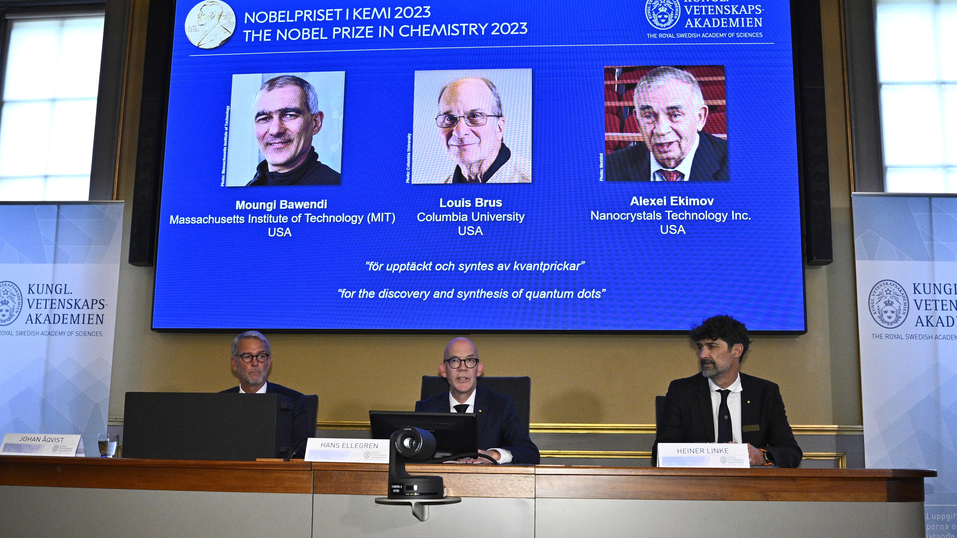 Verkündung des Chemie-Nobelpreises.Publikum sieht auf blaue Leinwand