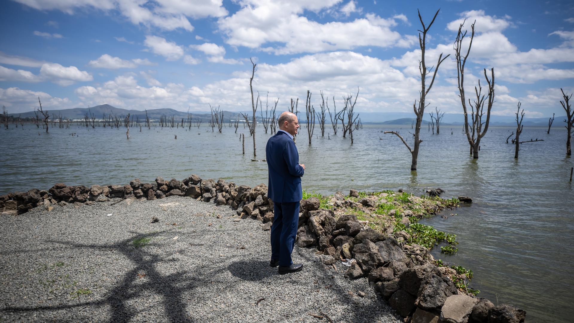 Bundeskanzler Scholz in Afrika an einem Fluss