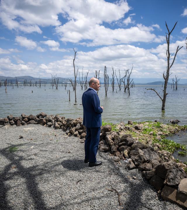Bundeskanzler Scholz in Afrika an einem Fluss