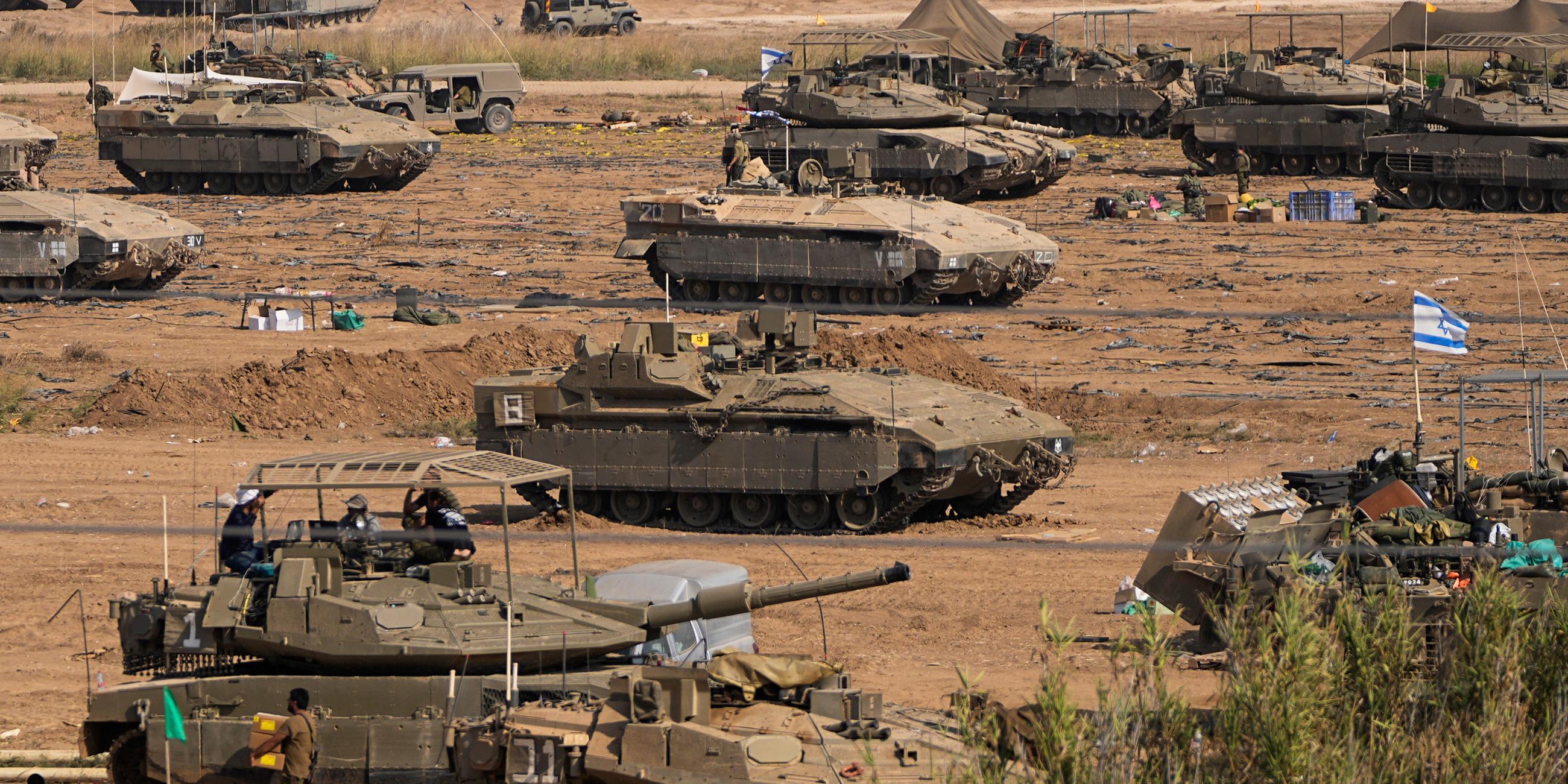 Auf dem Bild sind israelische Panzer zu sehen