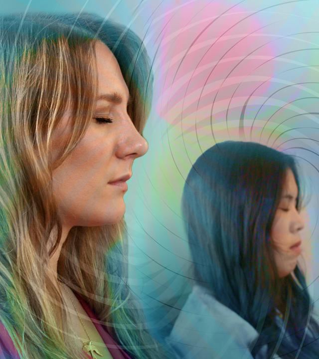 Mai Thi Nguyen-Kim und Jasmina Neudecker befinden sich in Hypnose.