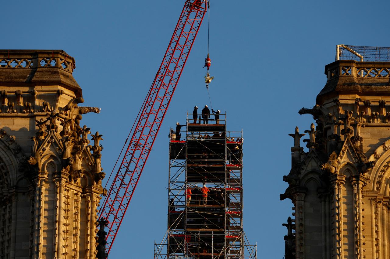 Die neue Spitze wird auf dem Kirchturm der Kathedrale Notre-Dame de Paris installiert