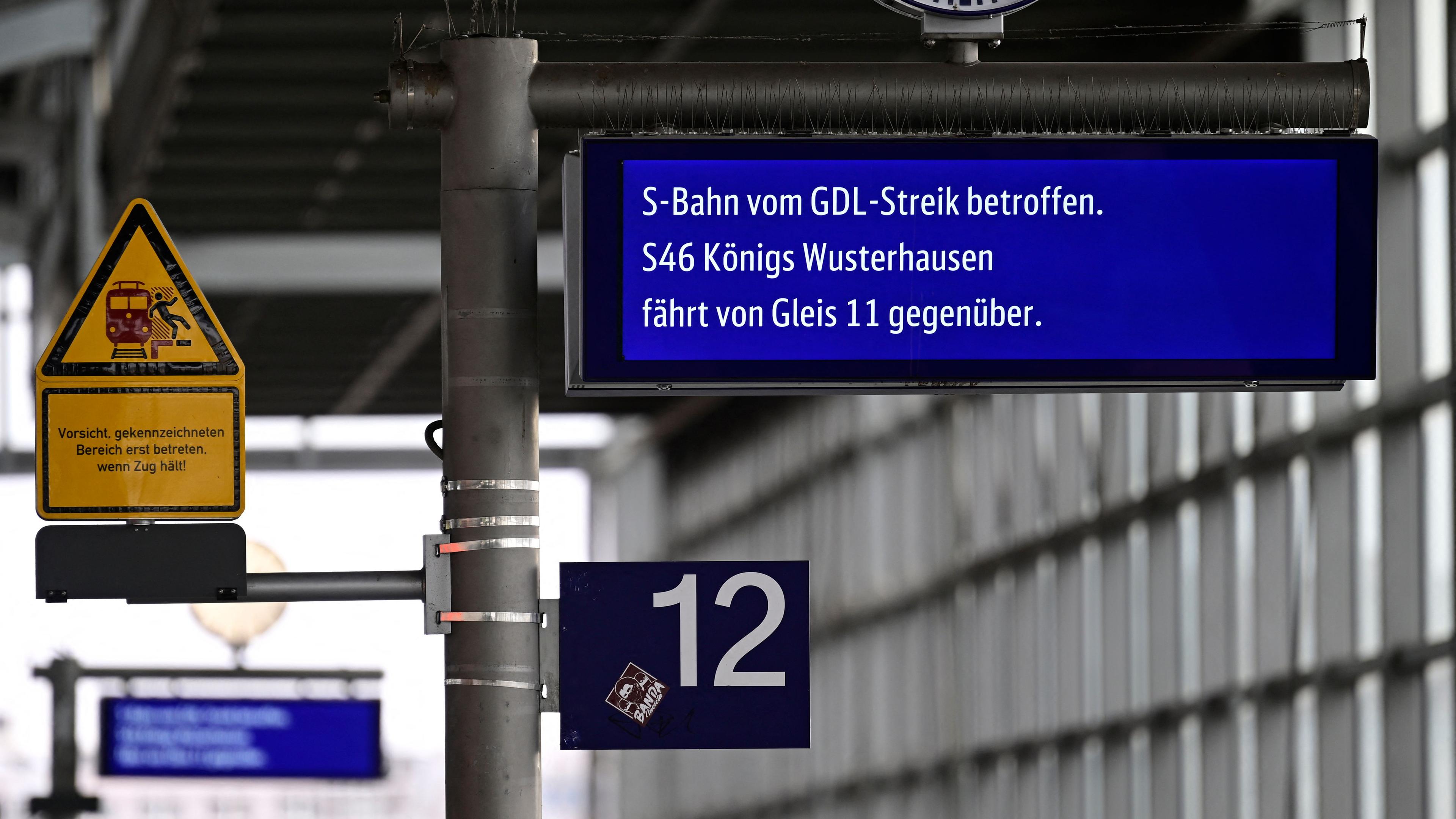 Eine Anzeigetafel kündigt einen Streik am Bahnhof Südkreuz in Berlin an, am 24. Januar 2024. Die Gewerkschaft GDL hatte für den 22. Januar 2024 einen sechstägigen Streik angekündigt, die bisher längste Arbeitsniederlegung in einem eskalierenden Streit mit der Deutschen Bahn über Lohn und Arbeitszeiten.