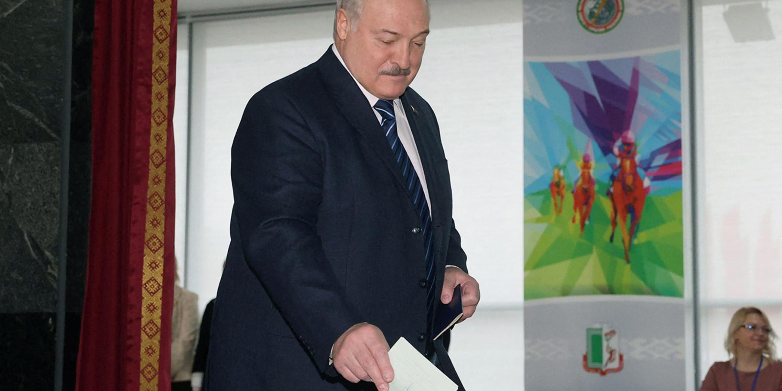 25.02.24, Minsk: Präsident Lukashenko wirft seine Stimme in die Wahlurne.