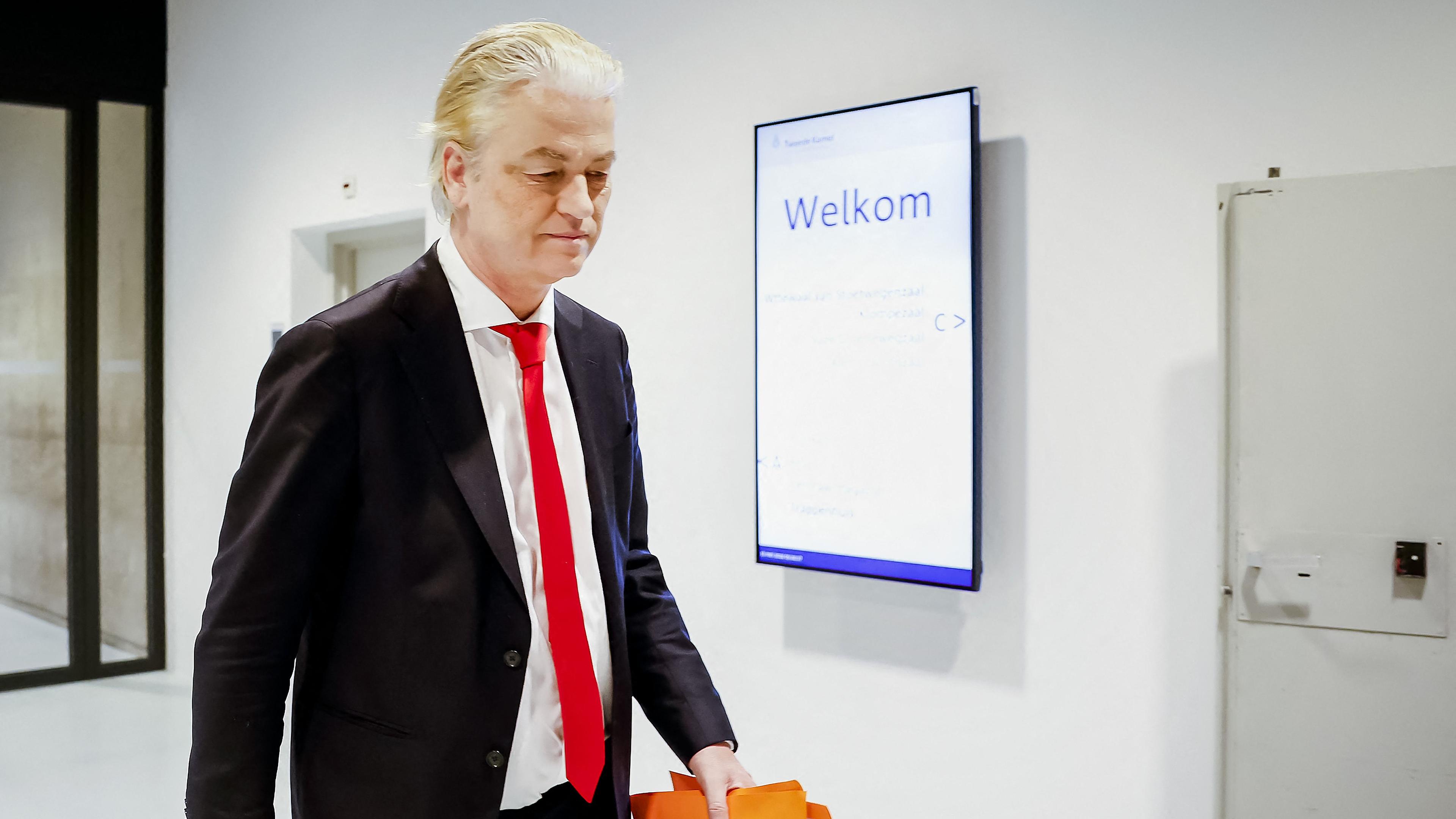 Man sieht den niederländischen Politiker Wilders in einem Gang am Laufen.