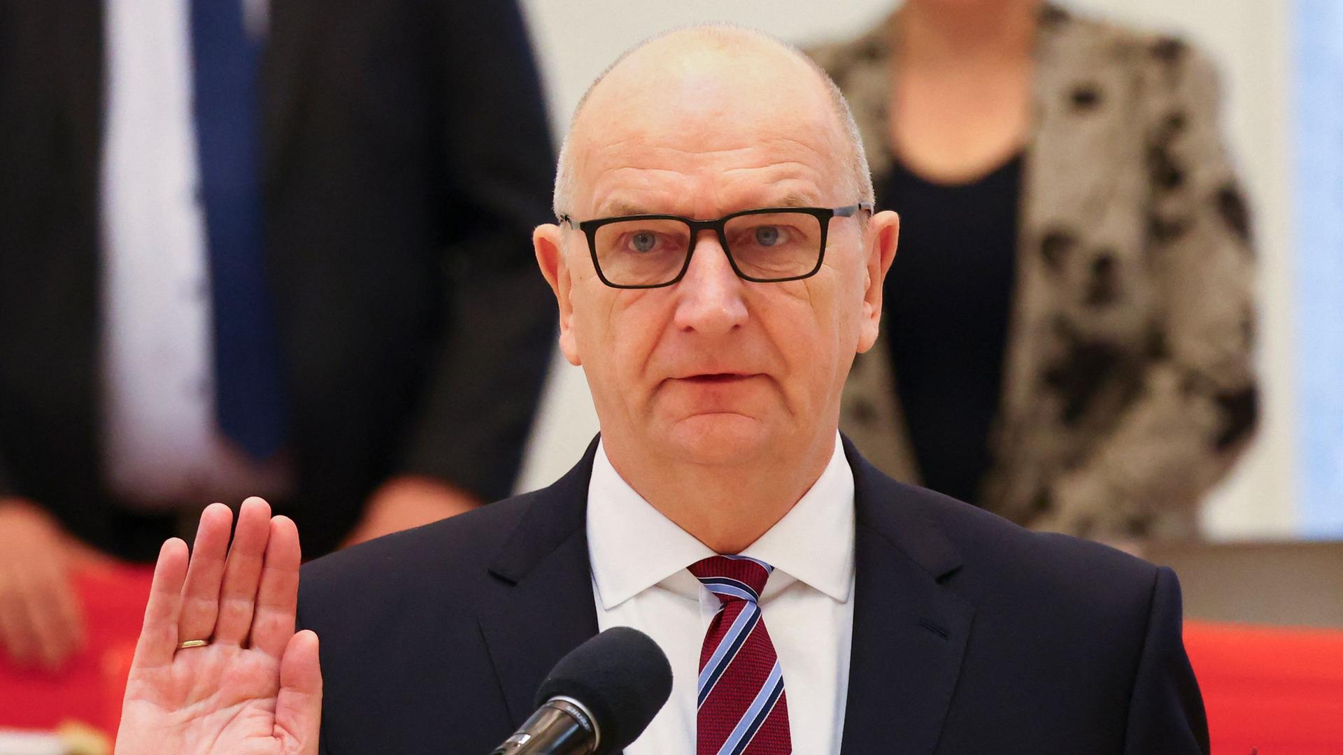 Der brandenburgische SPD-Vorsitzende Dietmar Woidke wird nach seinem Sieg im zweiten Wahlgang der Landtagswahl am 11. Dezember 2024 in Potsdam feierlich vereidigt. 
