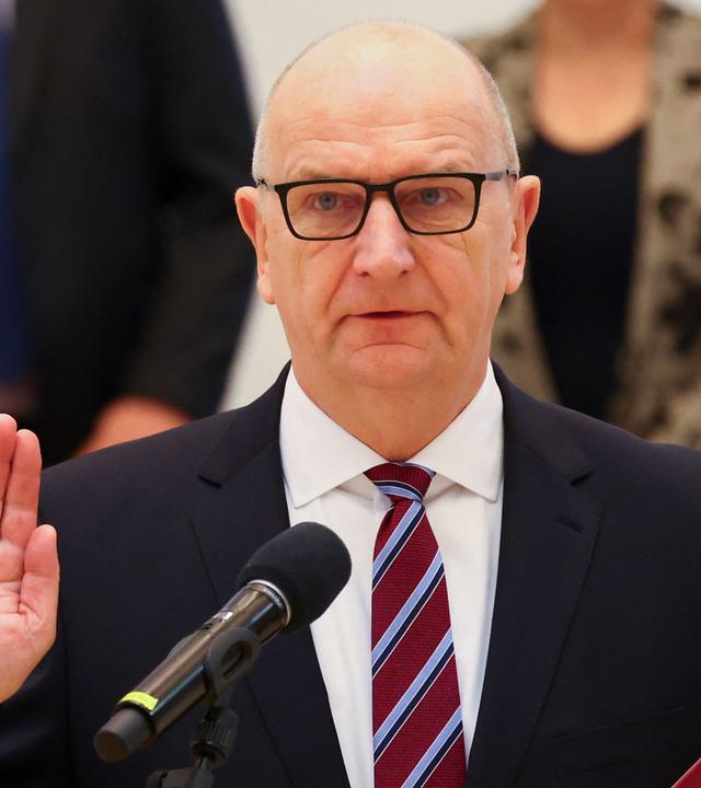 Der brandenburgische SPD-Vorsitzende Dietmar Woidke wird nach seinem Sieg im zweiten Wahlgang der Landtagswahl am 11. Dezember 2024 in Potsdam feierlich vereidigt. 