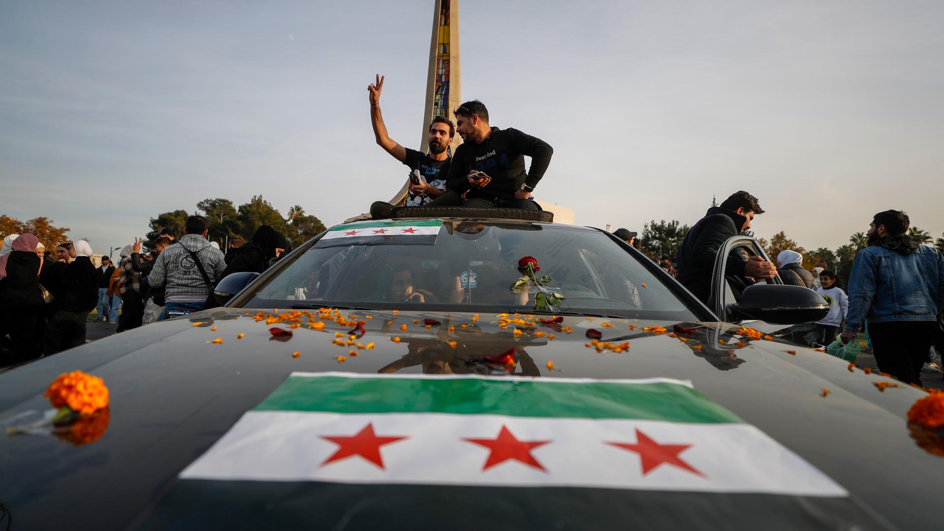 Syrische Bürger feiern während des dritten Tages der Übernahme der Stadt durch die Aufständischen in Damaskus, Syrien, Dienstag, 10. Dezember 2024.