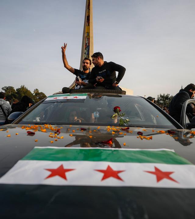 Syrische Bürger feiern während des dritten Tages der Übernahme der Stadt durch die Aufständischen in Damaskus, Syrien, Dienstag, 10. Dezember 2024.