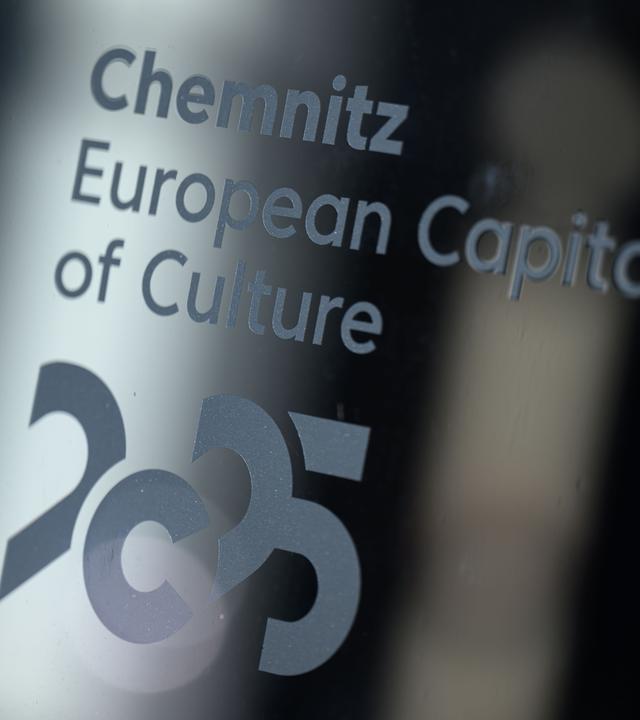 Das Logo der Kulturhauptstadt Chemnitz 2025 (European Capital of Culture) ist an einem Fester des Welcome Centers des Kulturhauptstadtbüros zu sehen. Die Veranstalter haben jetzt über Details zum Ablauf der Eröffnung am 18. Januar 2025 informiert.