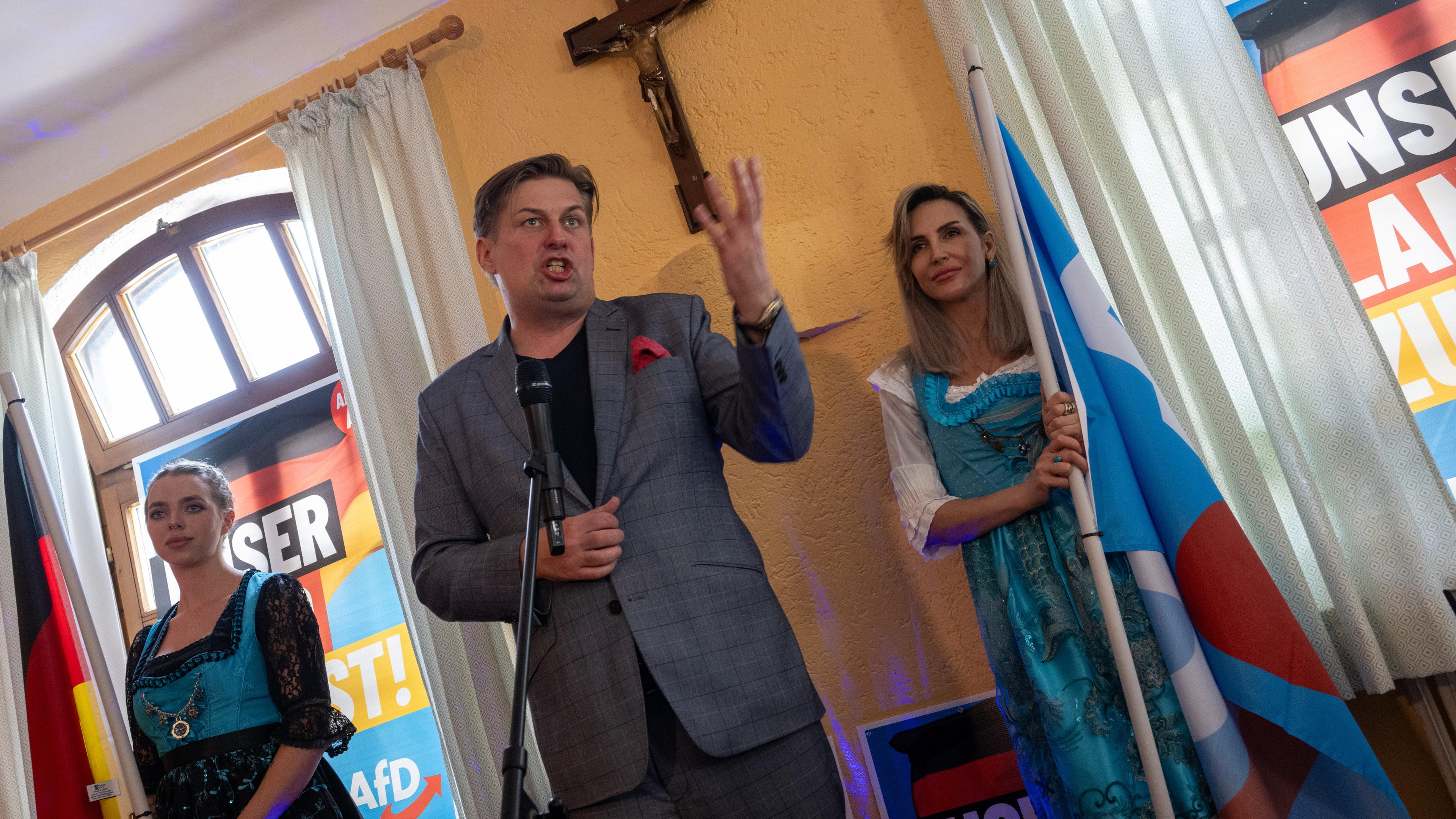 Maximilian Krah, Spitzenkandidat der AfD zur Europawahl, spricht bei einer Wahlveranstaltung in einem Gasthaus. Wegen Protesten wurde die Veranstaltung nach Holzkirchen verlegt.