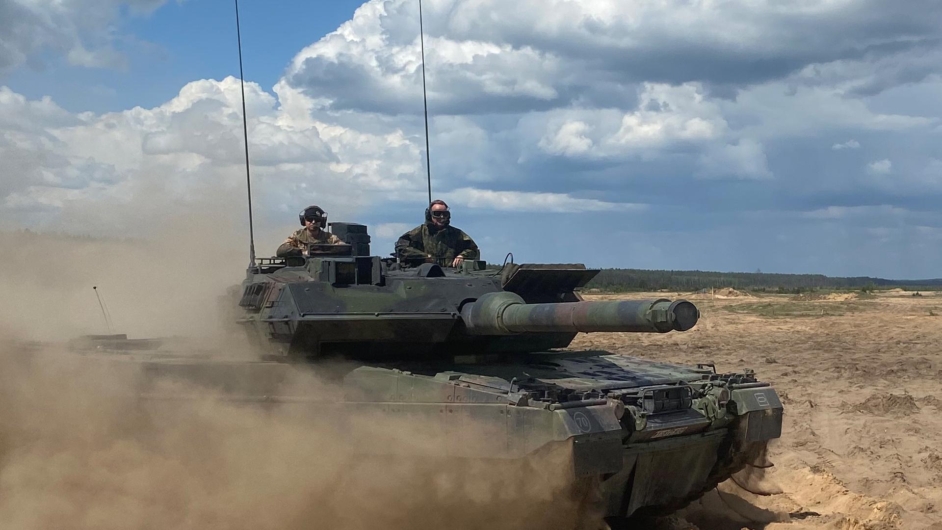 22.05.2024, Litauen, Pabrade: Boris Pistorius (SPD,r), Bundesverteidigungsminister, trifft in einem Leopard 2-Panzer auf dem Truppenübungsplatz ein. Als Reaktion auf die veränderte Sicherheitslage in Europa hat die deutsche Regierung zugesagt, einen gefechtsbereiten und eigenständig handlungsfähigen Kampfverband fest in Litauen zu stationieren.