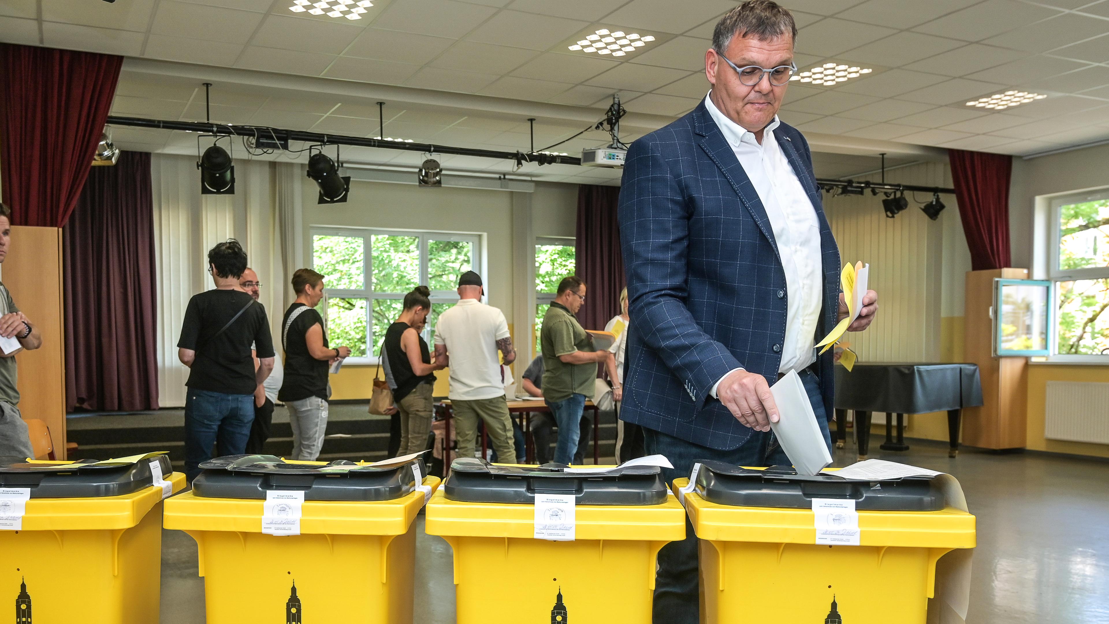 26.05.2024, Thüringen, Gera: Kurt Dannenberg (CDU) steckt im Wahllokal in der Realschule «Otto Dix» seinen Stimmzettel in die Wahlurne.