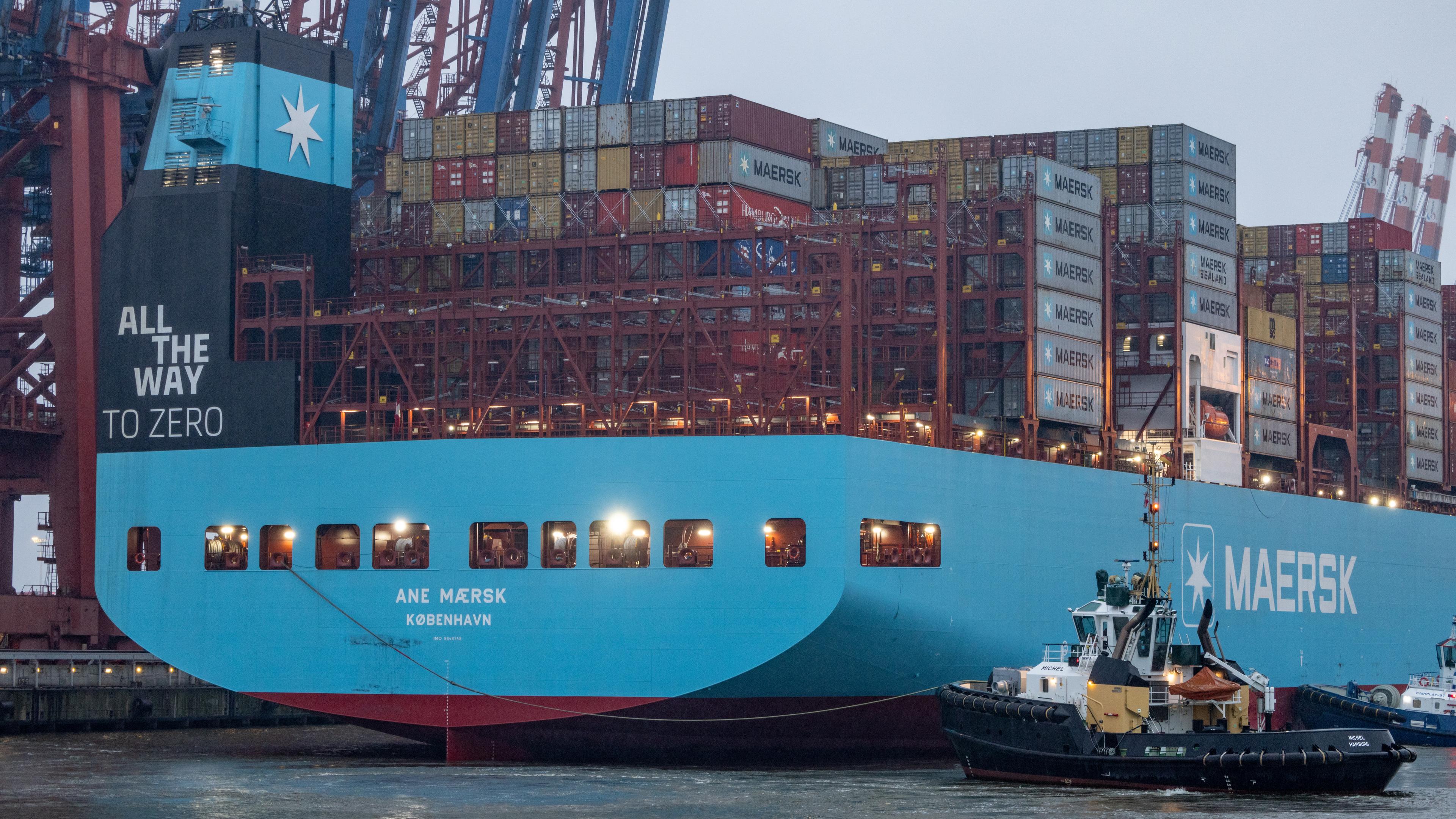 Hamburg, 28.03.2024: Containerschiff Ane Maerask legt in Hamburg ab