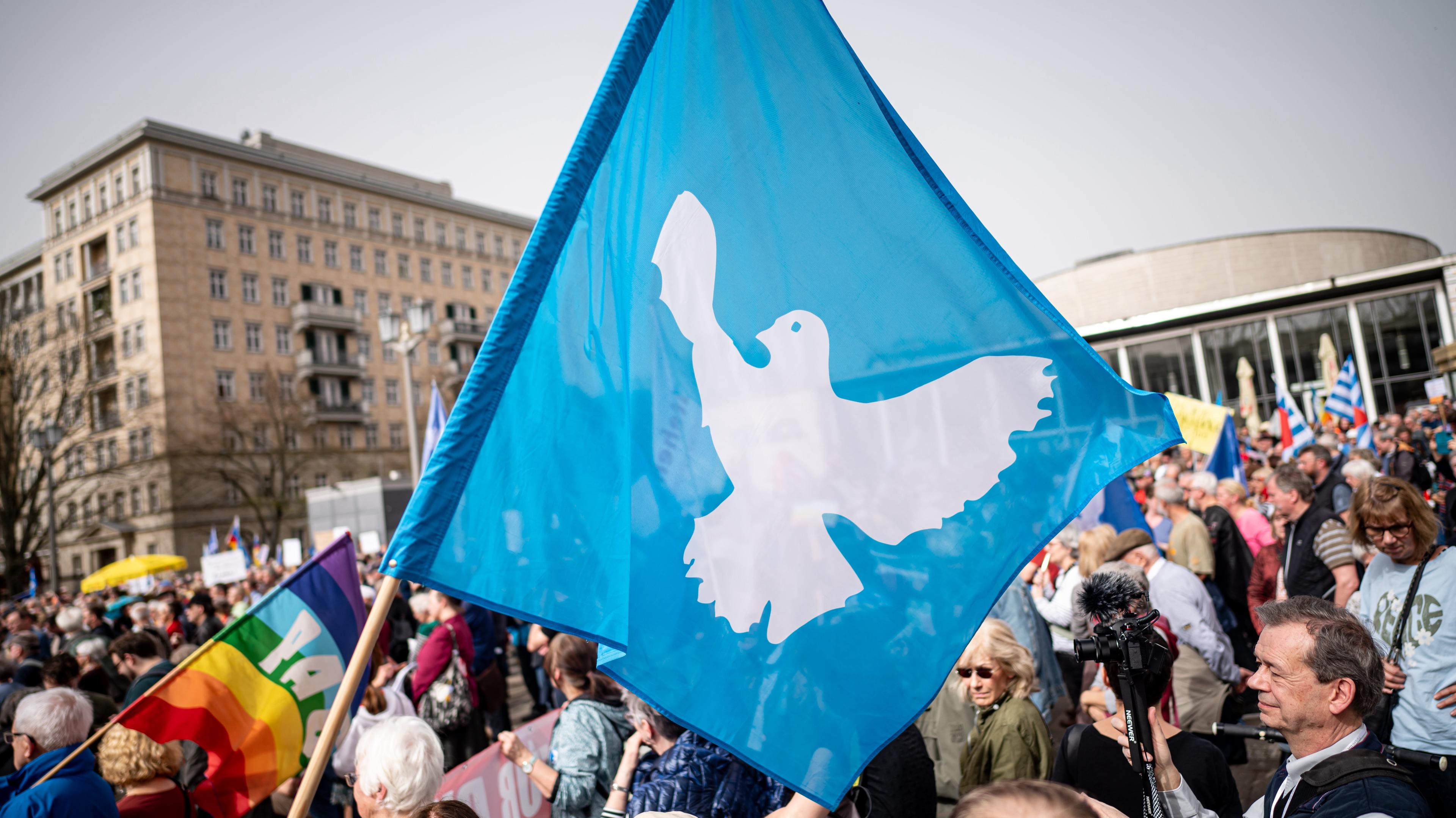 Eine Flagge mit der Friedenstaube ist auf dem traditionellen Ostermarsch unter dem Motto «Kriegstüchtig - Nie wieder» zu sehen.