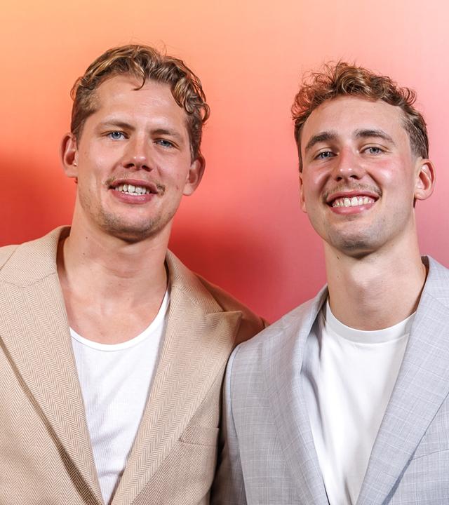 23.09.2024, Berlin: Basketball: Die Basketballprofis und Brüder Moritz (l) und Franz Wagner stehen bei einem Fototermin vor der Preview zum Teil 1 der ZDF-Doku "THE WAGNER BROTHERS: Zwei Brüder, ein Traum" im Colosseum Filmtheater Berlin.