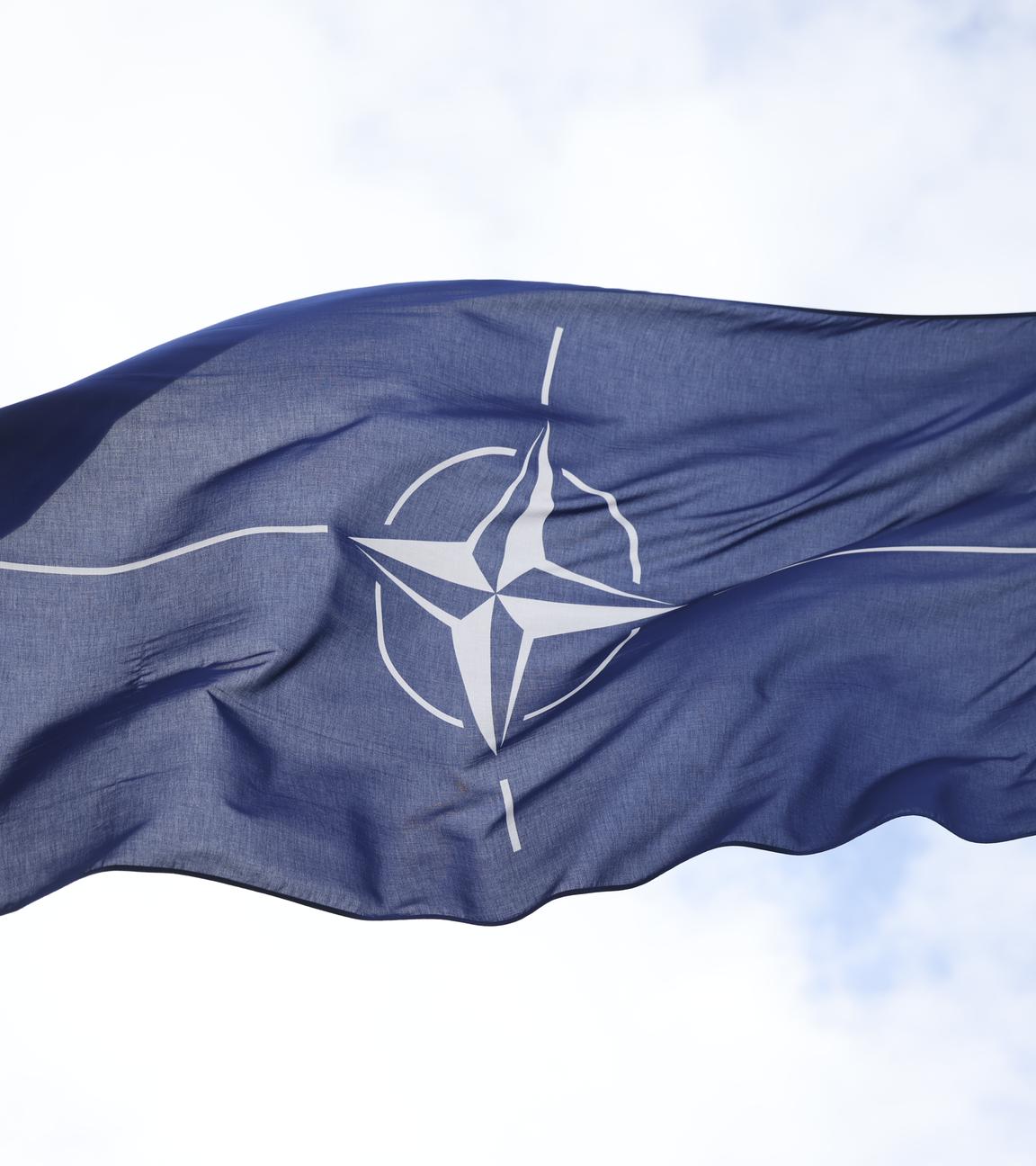 04.04.24, Berlin: Eine Flagge mit dem Symbol der NATO weht in der Luft.