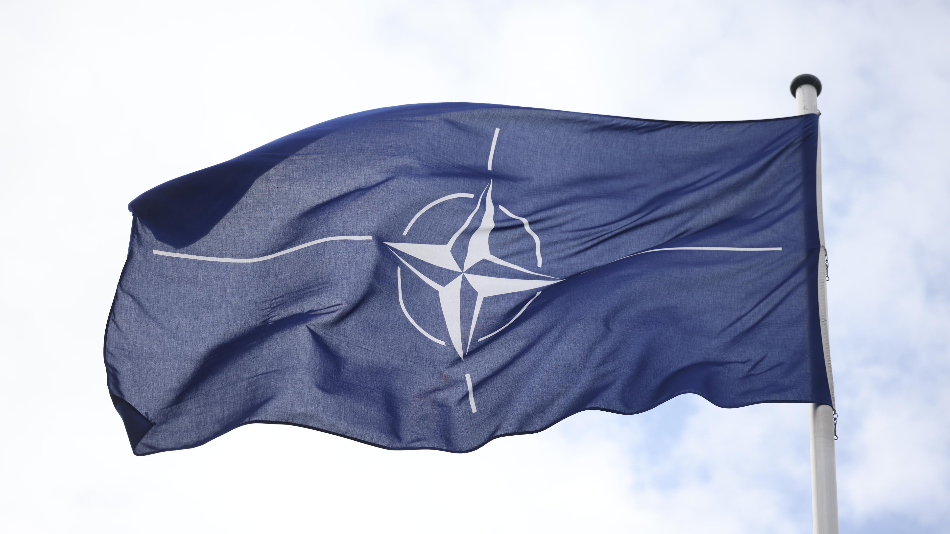 04.04.24, Berlin: Eine Flagge mit dem Symbol der NATO weht in der Luft.