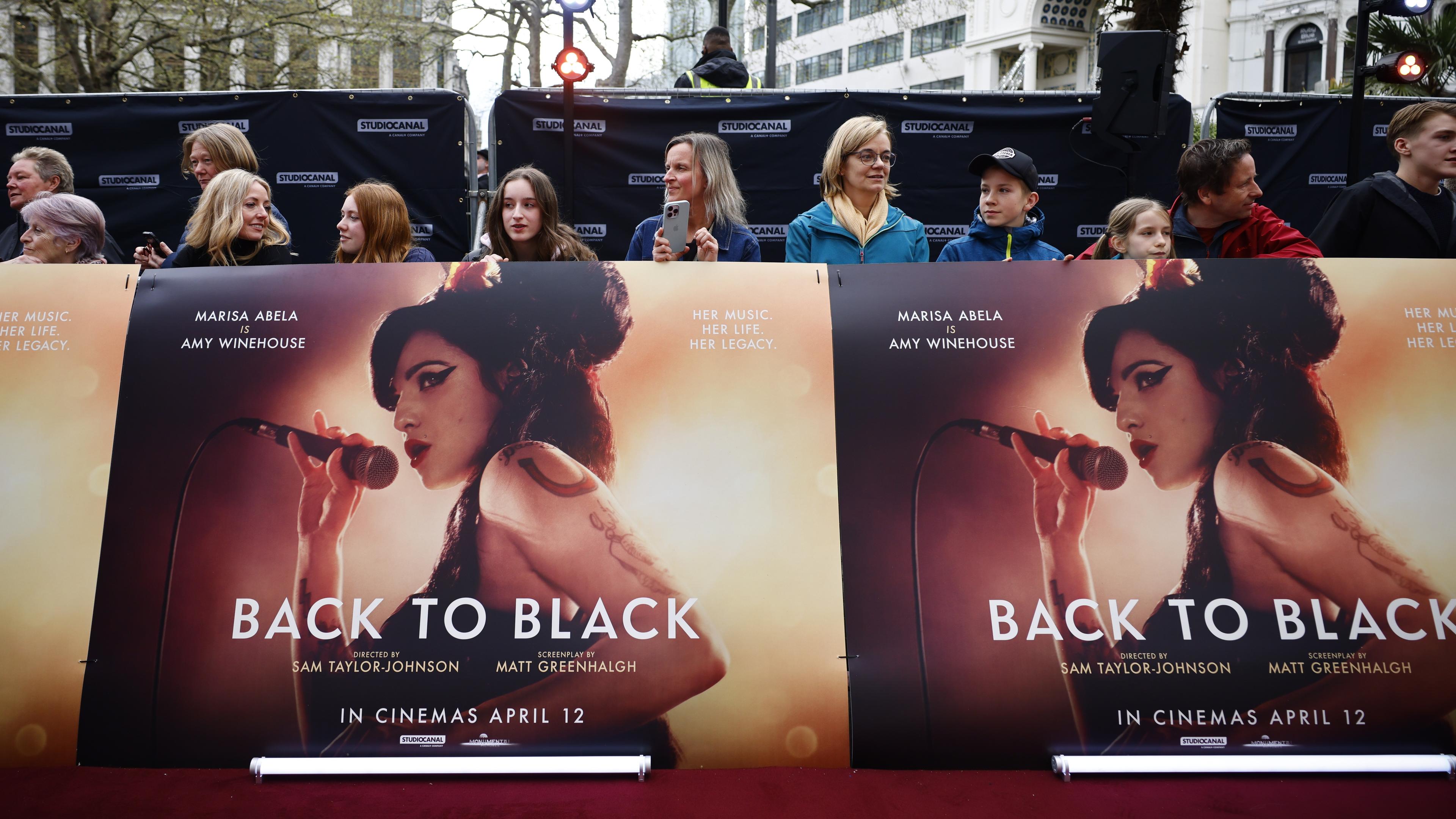 London, Großbritannien, 08.04.2024: Das Filmplakat zum neuen Amy-Winehouse-Kinofilm auf dem roten Teppich