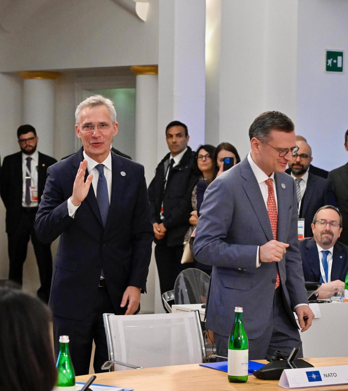 NATO-Generalsekretär Jens Stoltenberg und Dmytro Kuleba, Außenminister der Ukraine, beim G7-Treffen auf Capri.  