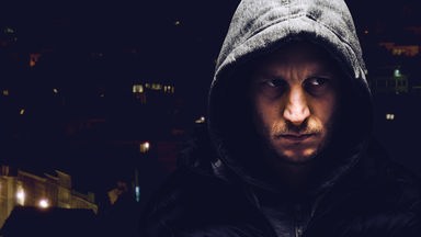 Geiselnehmer Elias (Titus De Voogdt)