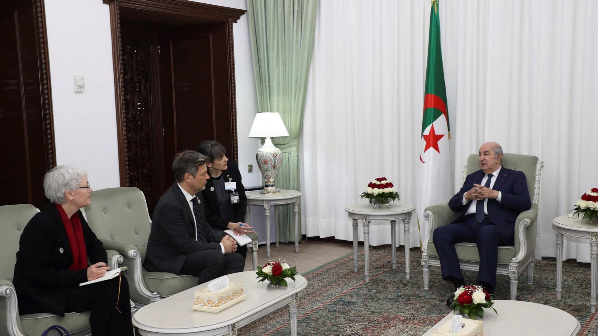 Wahlkommission in Algerien Präsident Tebboune klarer Sieger ZDFheute