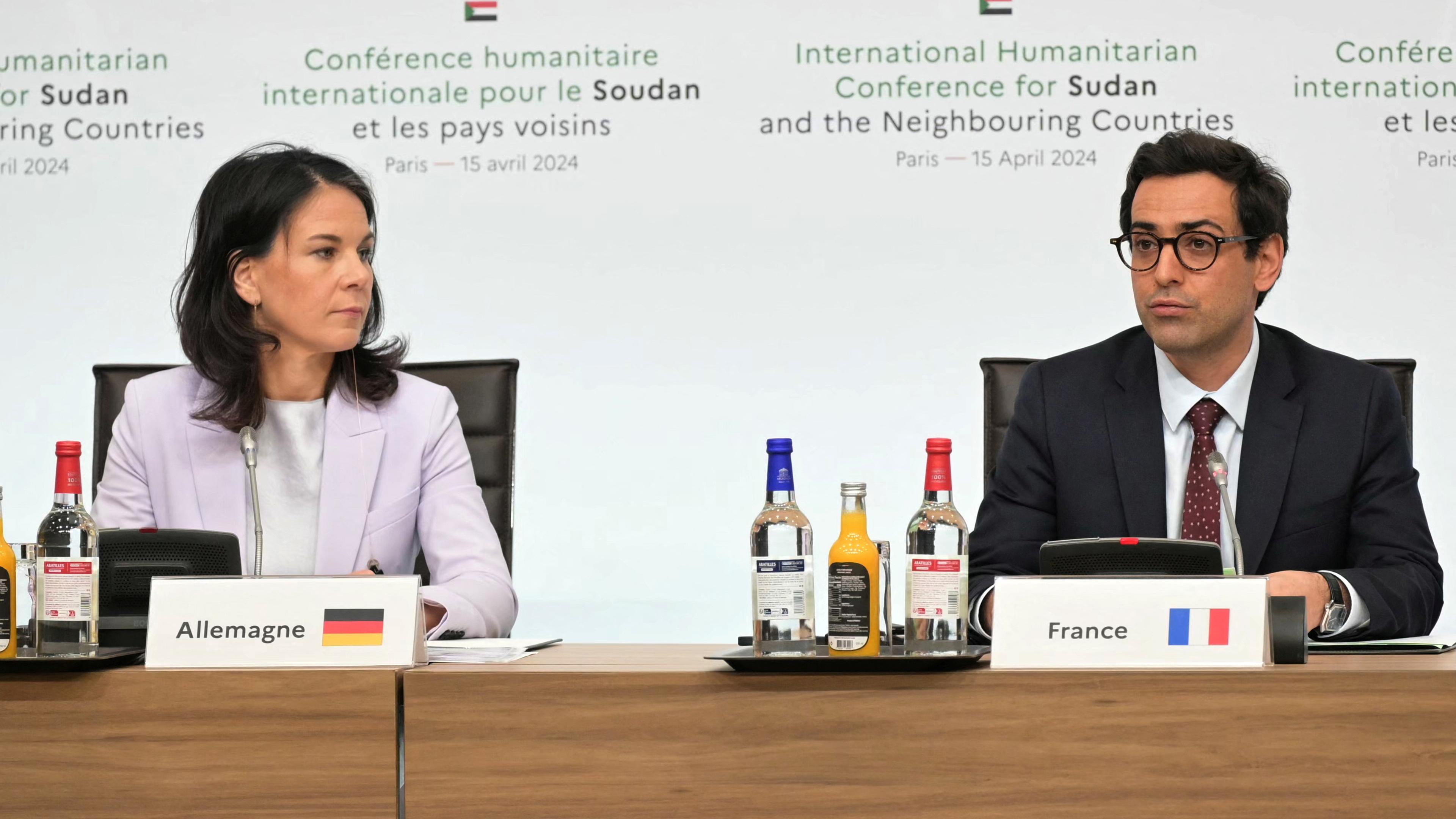 15.04.24, Paris: Anna-Lena Baerbock und Stephane Sejourne bei einer Pressekonferenz auf der Internationalen Geberkonferenz für den Sudan. 