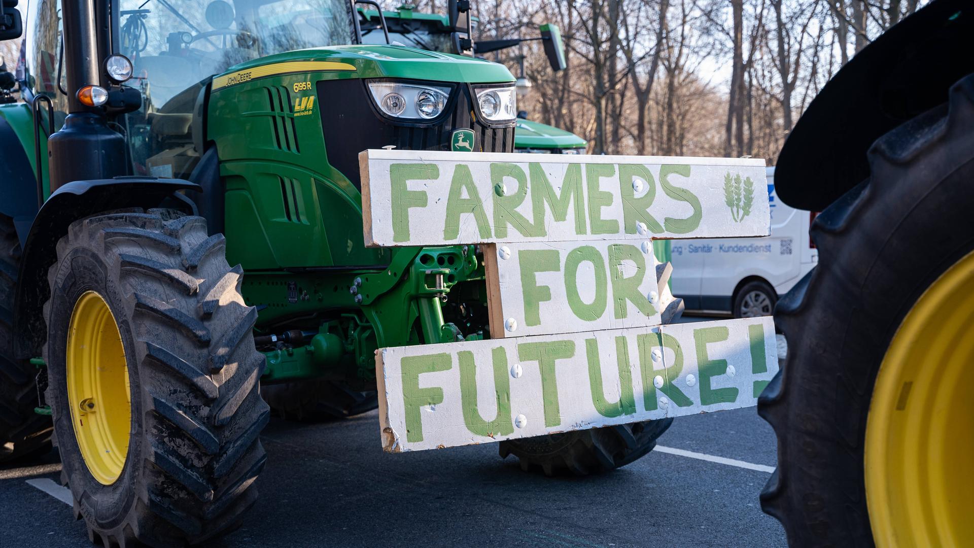 Traktor mit einen Plakat vorne