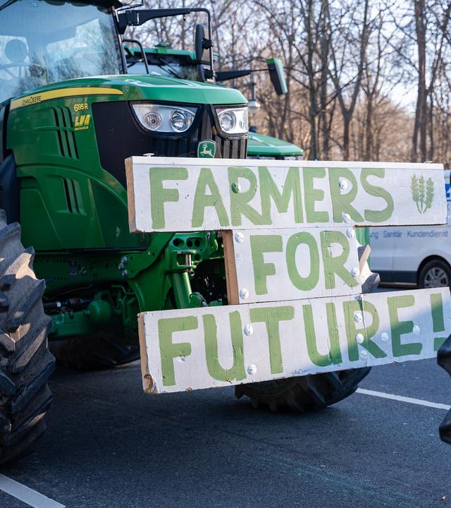 Traktor mit einen Plakat vorne