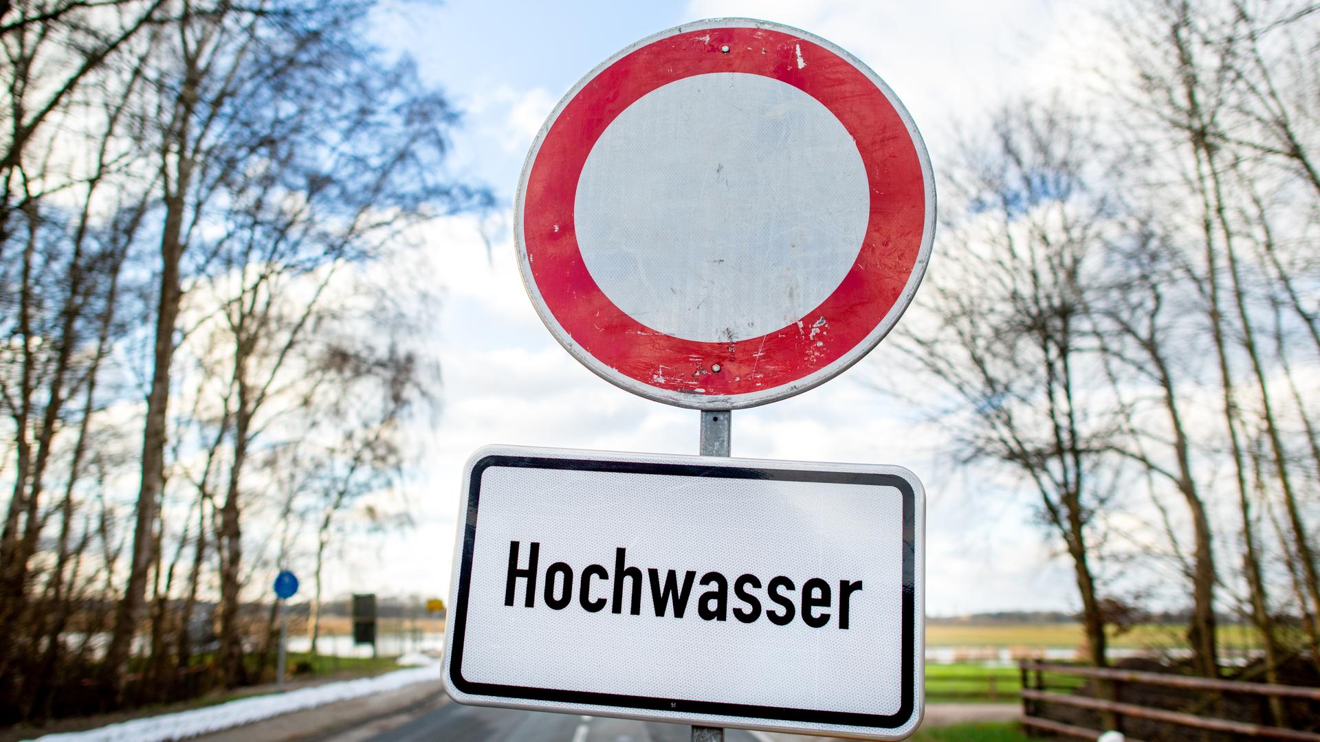Schild mit der Aufschrift "Hochwasser"