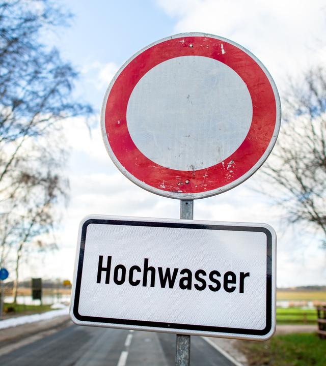 Schild mit der Aufschrift "Hochwasser"