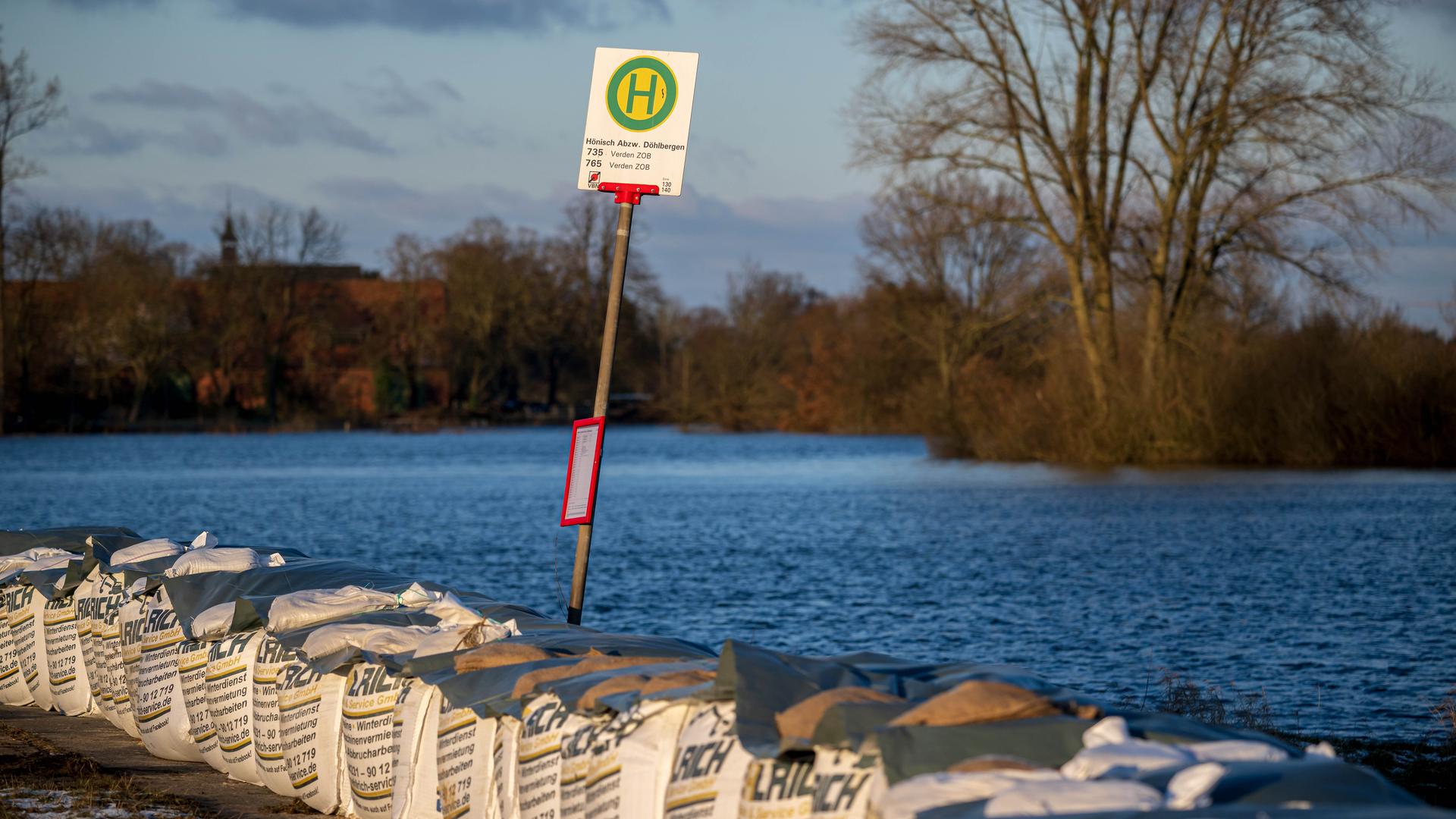Hochwasser. Schild und Strasse zu sehen