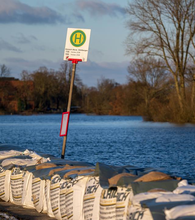 Hochwasser. Schild und Strasse zu sehen