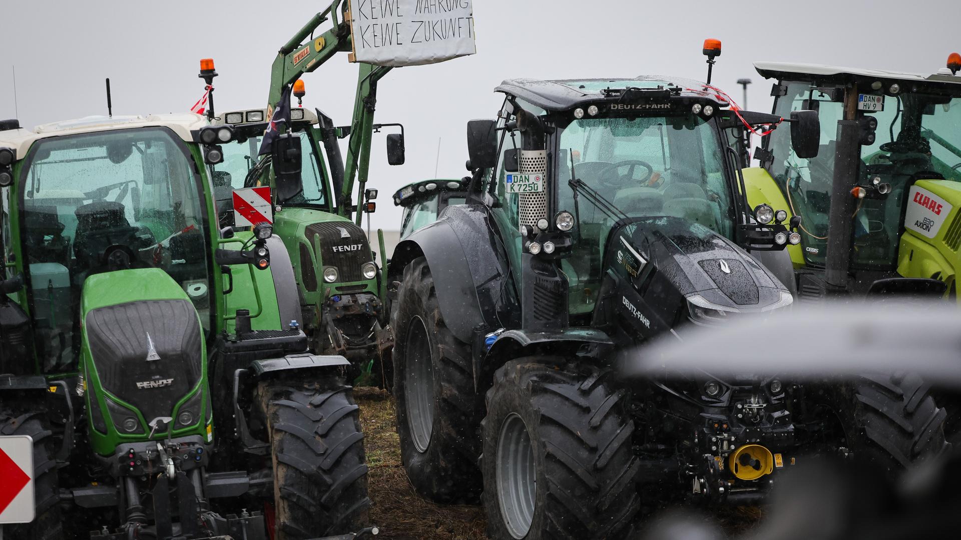 Traktore stehen nebeneinander