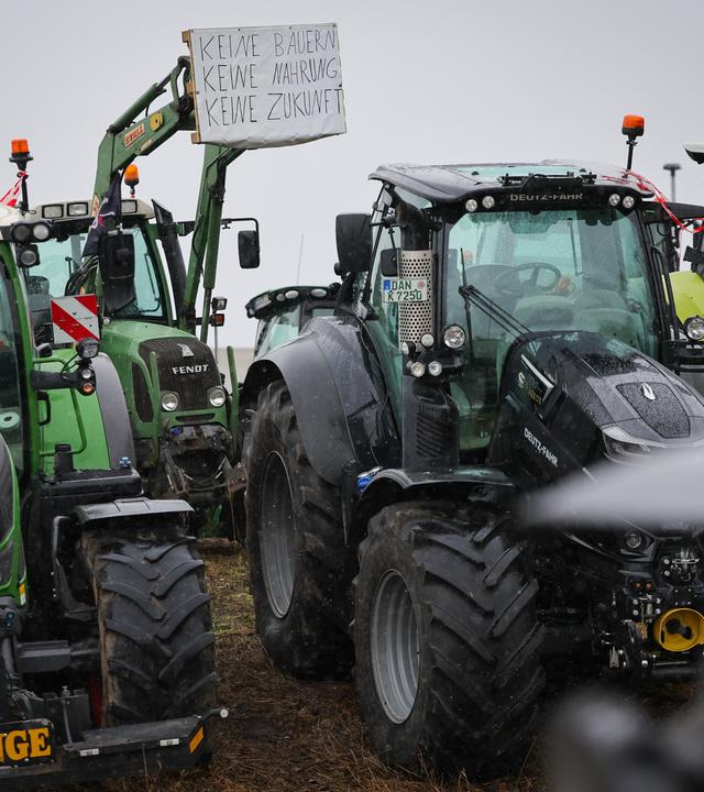 Traktore stehen nebeneinander