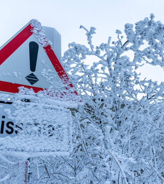 Schild unter Eisschicht fast verborgen