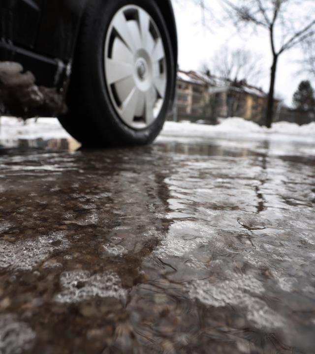 Auto auf einer vereisten Fahrbahn