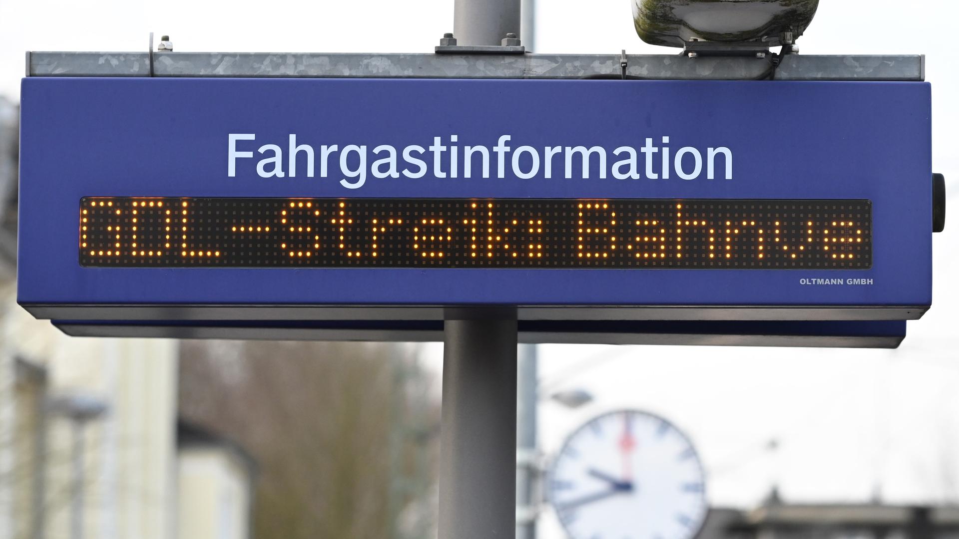 Anzeigetafel auf einem Bahnsteig