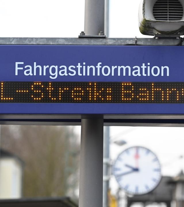 Anzeigetafel auf einem Bahnsteig