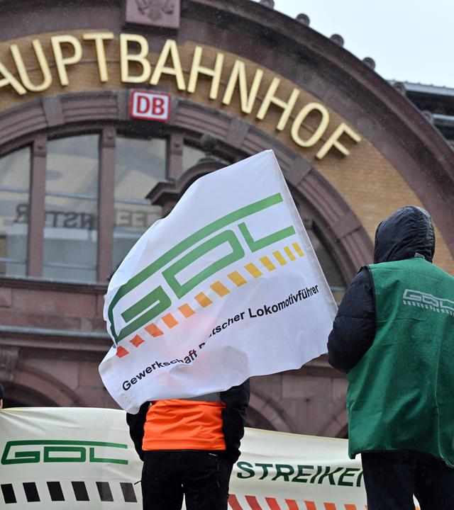 Streikende vor einem Bahnhof