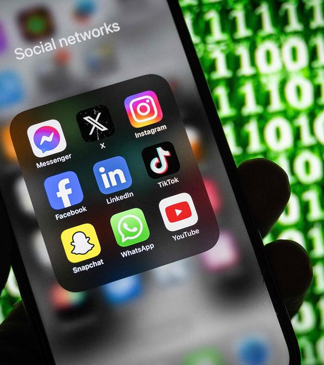 Handy mit Apps von sozialen Netzwerken