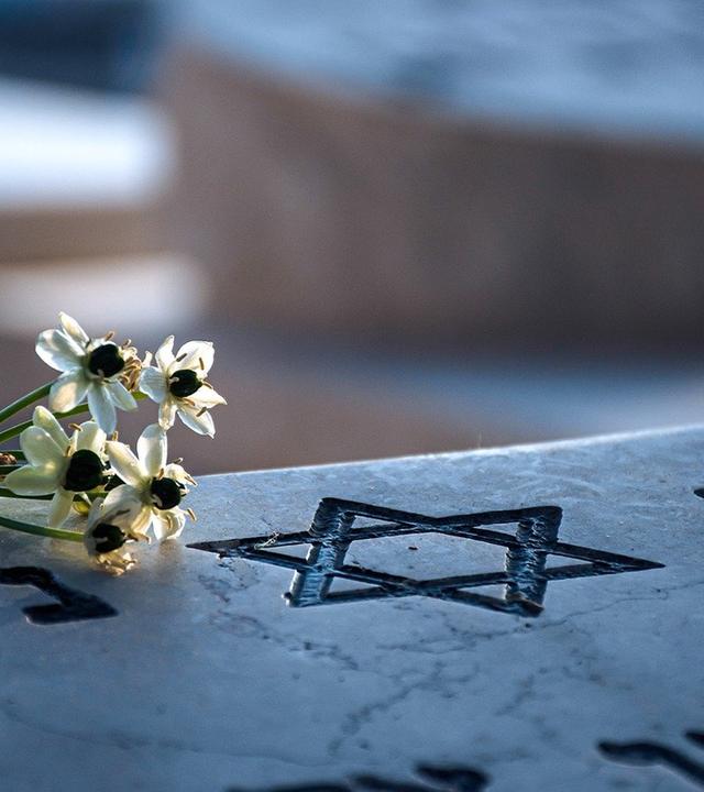 Jüdischer Grabstein mit Blumen