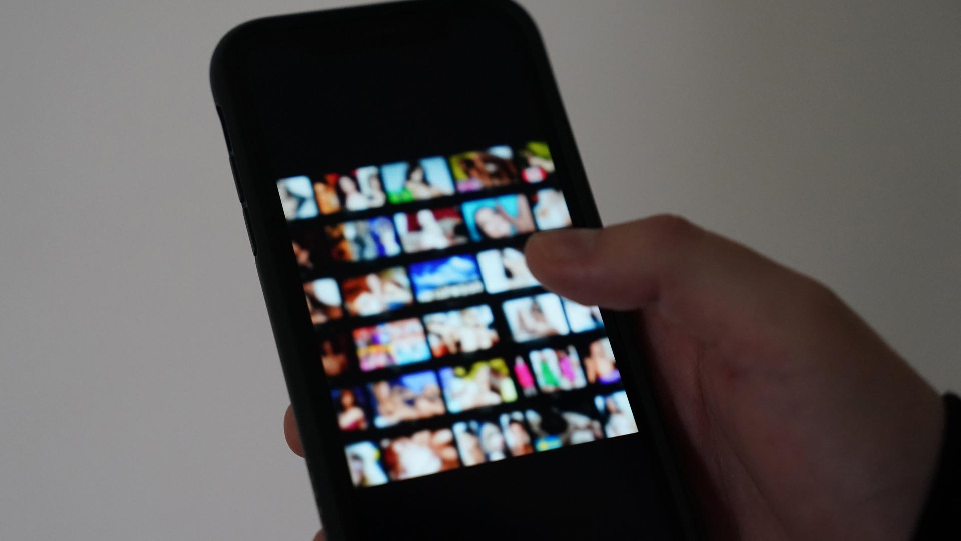 Handy mit pornografischen Inhalten - verpixelt