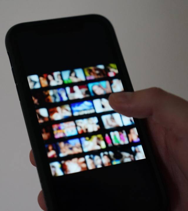 Handy mit pornografischen Inhalten - verpixelt