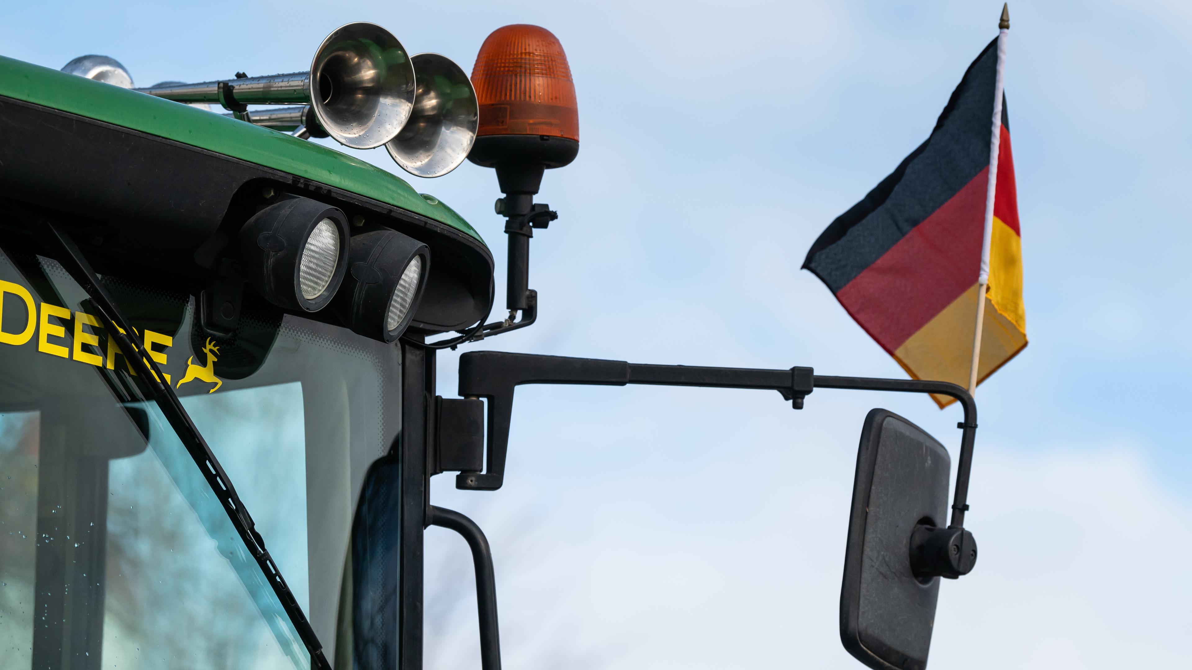 Traktor mit Deutschlandfahne