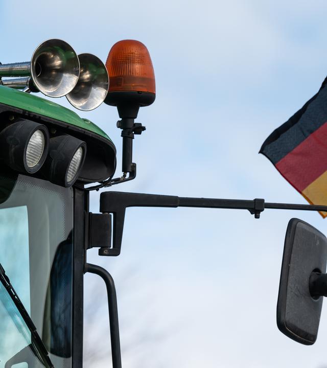 Traktor mit Deutschlandfahne