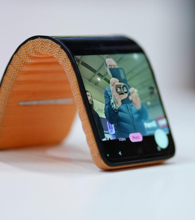 Biegsames KI Handy 