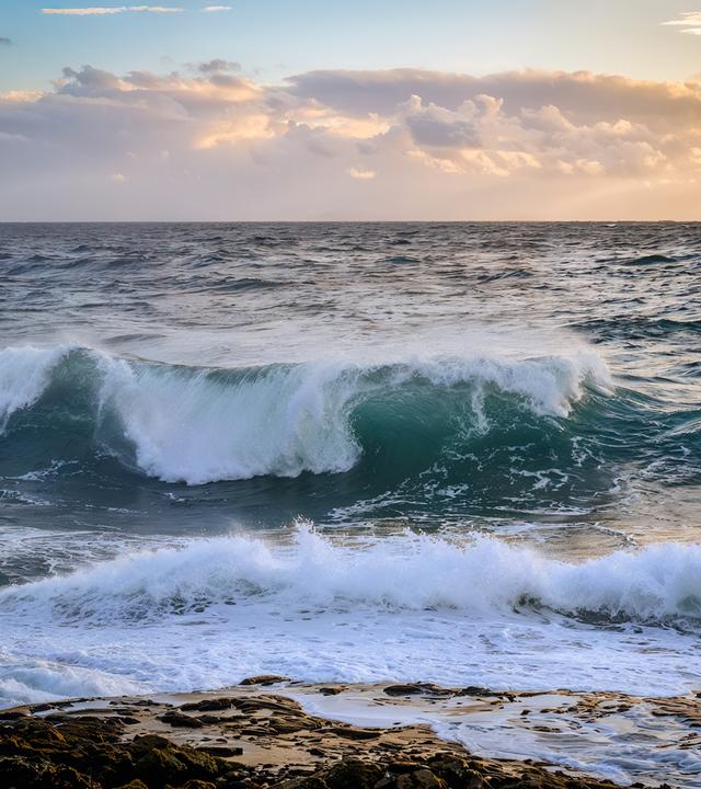 Meer mit hohen Wellen