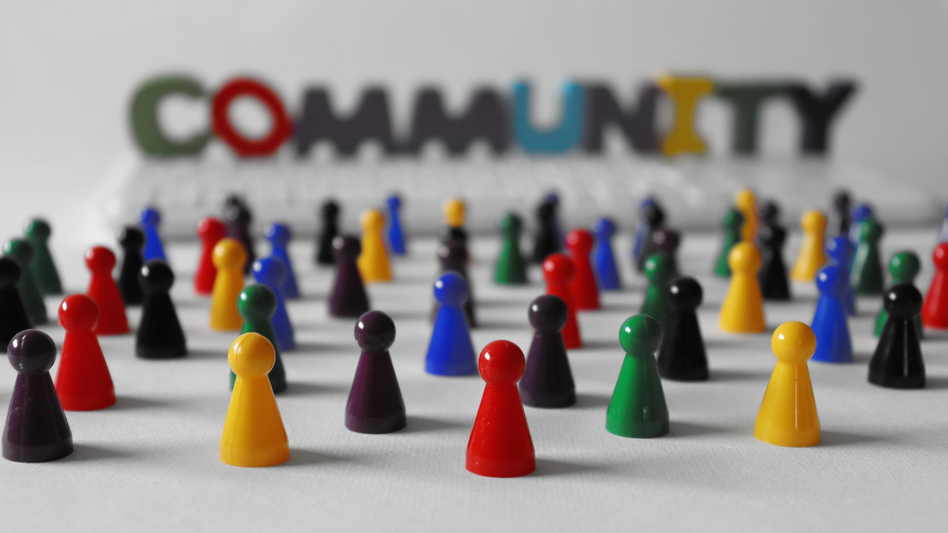 Bunte Spielfiguren vor dem Schriftzug Communitiy