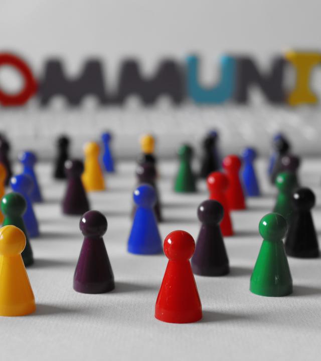 Bunte Spielfiguren vor dem Schriftzug Communitiy